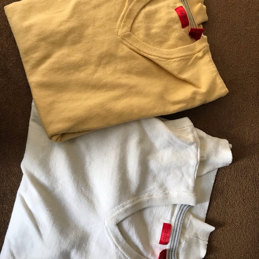 2 IZod sweaters   Great condition